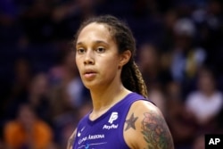 资料照片:美国全国女子篮球协会(WNBA)凤凰城水星队中锋布兰妮·格里纳在凤凰城与西雅图风暴队比赛期间在球场暂停片刻。(2019年9月3日)