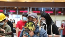 民众在台北车站举牌“撑”香港。(美国之音李玟仪摄)