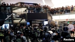 香港警察试图驱散进入沙田一座商场的抗议者(2019年7月14日)