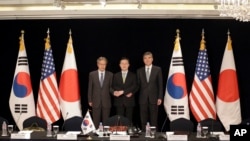2015年5月27日韩国朝鲜半岛和平与安全事务特别代表黄浚局(中)、美国国务院朝鲜问题特使金成(右)及日本外务省亚洲大洋洲局干事伊原純一(左)会谈后在韩国首尔合影
