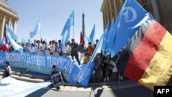 2010年7月4日,在法国流亡的维吾尔人在巴黎集会示威