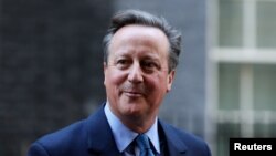 周一被任命为英国外交大臣的英国前首相卡梅伦走出唐宁街10号。(2023年11月13日)