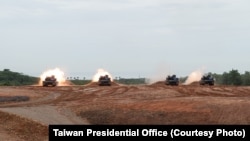 2025年7月10日,台湾陆军的M1A2T新式战车在新竹坑子口靶场进行实弹演练 (照片由台湾总统府提供)