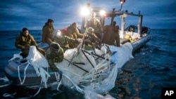 美国海军提供的图片显示,2023年2月5日,水手们在南卡罗来纳州默特尔比奇海岸附近回收被击落的高空监视气球。(美联社照片)