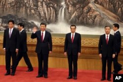 第19届中共中央政治局常委(赵乐际不再画面内)在人民大会堂会见记者,习近平招手致意(2017年10月25日)