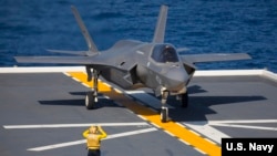 美国海军陆战队一架F-35B战机2021年10月3日首次成功在日本出云号直升机航母上起降(美国海军陆战队照片)