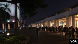 星期五晚间(2019年10月18日),香港所有十八区民众全体动员,拉起面具人链抗议港府订立禁蒙面法(美国之音 海彦)