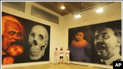 中国画家高氏兄弟画的马克思和骷髅的双肖像,象征二十世纪共产主义给人类带来的死亡和奴役