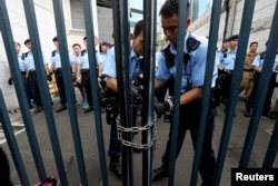 2019年6月21日,在抗议者试图闯入后,警察锁住了警察总部的大门。