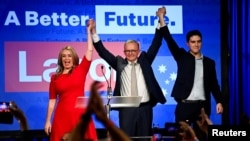 澳大利亚在野的工党在大选中获胜,安东尼∙阿尔巴尼斯(Antony Albanese)(中)将出任新一届总理。