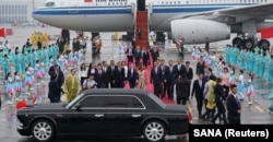 资料照:中国官员在杭州机场欢迎叙利亚总统阿萨德与夫人乘坐中国航空公司的飞机抵达。(2023年9月1日)