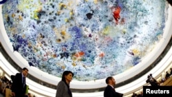 美国常驻联合国代表黑利在日内瓦举行的联合国人权理事会会议上发表讲话后离开会场。(2017年6月6日)