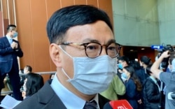 新任立法会议员狄志远表示,《立场新闻》及《众新闻》几日内相继宣布停止运作,令香港市民担心言论及新闻自由,他希望警方详细解释执法理据 (美国之音/汤惠芸)