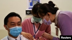 一名台湾的医务人员在台北接种阿斯利康新冠疫苗。(路透社 2021年3月22日)