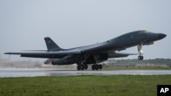 资料照:美国空军B-1B轰炸机在关岛安德森空军基地起飞。(2017年9月9日)