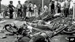 天安门广场边平民的尸体躺在损坏的自行车之间。(1989年6月4日,北京)