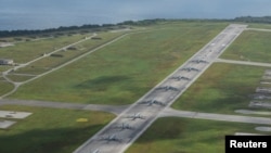 多架美军军机在关岛安德森空军基地展示“大象漫步”。(路透社:2020年4月13日)