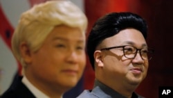 香港演员陈鸿进(Chan Hung-chun)和龙贯天(Lung Koon-tin)分别扮演朝鲜领导人金正恩和美国总统特朗普,在宣介即将上演的《粤剧特朗普》的新闻发布会上亮相。(2019年3月1日)