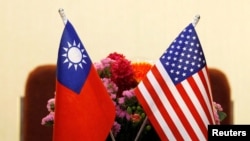 资料照:美国国旗和中华民国国旗。