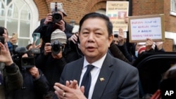 缅甸驻英国大使佐绥敏(Kyaw Zwar Minn)在缅甸驻伦敦大使馆外对媒体发表讲话。(2021年4月28日)