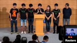 香港大学学生会前会长梁丽帼(右三)