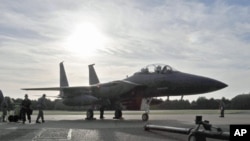 资料照片:F - 15战斗机。