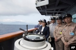 台湾总统蔡英文在苏澳海军基地登上一艘台湾海军基德级驱逐舰视察军演。(2018年3月13日)