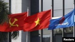 越南国家油气集团(PetroVietnam)总部前的越南共产党旗、越南国旗和油气集团旗帜(由左向右)