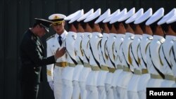 为庆祝中华人民共和国成立70周年,中国军队在10月1日的阅兵式前参加了游行演习。