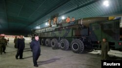 朝鲜领导人金正恩视察“火星-14”洲际弹道导弹。(资料照)