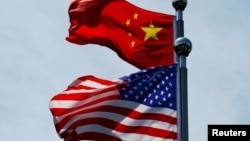 资料照片:美国国旗和中国国旗。