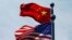 资料照:在美中谈判代表会晤之前,飘扬在上海外滩的两国国旗。(2019年78月30日)