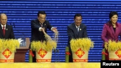 中国主席习近平和柬埔寨首相(左起第二人)洪森在上海西郊宾馆开会(2014年5月18日)