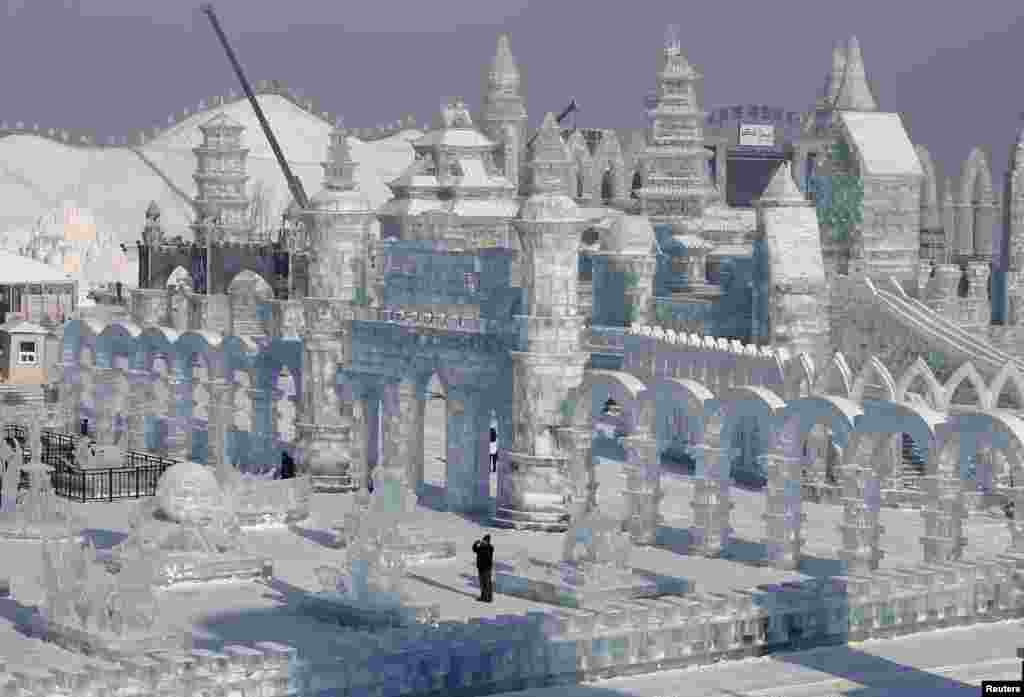 哈尔滨国际冰雪节的雪雕,有人拍照(2014年1月4日)