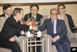 1989年2月26日,美国总统乔治·H·W·布什和中共总书记兼国务院总理赵紫阳在北京人民大会堂举行会谈时握手。