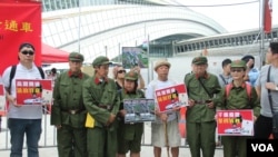 抗议者身着解放军制服担忧高铁带来自由受限(美国之音记者申华拍摄)