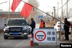 北京通往河北省的郊区村镇道路被封。(2021年1月12日)