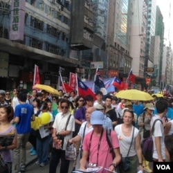 香港七一游行中有人打出港英旗和青天白日旗(资料照 美国之音海彦拍摄)