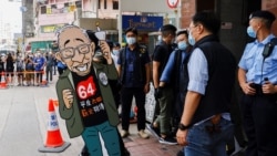 香港警方2021年9月9日突袭六四纪念馆时搬走了支联会创始人司徒华的头像(路透社)