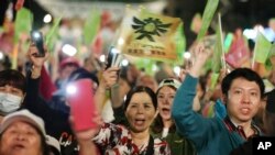 台湾民进党主席蔡英文的支持者在台北的竞选集会上欢呼(2020年1月10日)。