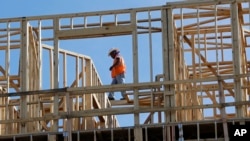 美国建筑工人在田纳西州纳什维尔修建一座商住两用楼。(2017年10月6日)