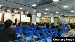 不久前的活石教会聚会,参加聚会的人已经明显减少。讲道者是仰华牧师(活石教会人员提供)