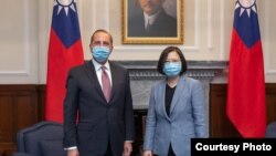 台湾总统蔡英文(右)2020年8月10日在总统府与来访的美国卫生部长阿扎尔合影 (台湾总统府提供)
