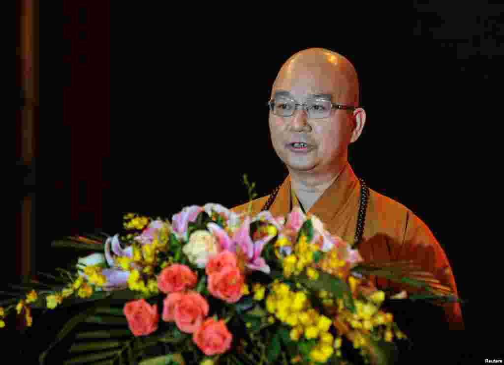 2013年10月25日北京龙泉寺住持兼中国佛教协会副会长释学诚在深圳的佛教文化节期间讲话。许多网民表示,当局对释学诚事件应查明真相,追责,公布调查结果,不能以辞职了事。