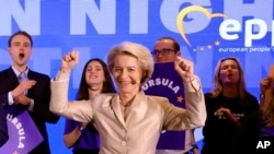 欧盟委员会主席乌尔苏拉·冯德莱恩(Ursula von der Leyen)庆祝其中间偏右的欧洲人民党(EPP)再次在欧盟议会选举中获得最多席位。(美联社2024年6月9日)