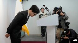 韩国执政党国民力量党的领导人韩东勋2024年4月11日在记者会上鞠躬。 (美联社)