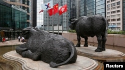 资料照: 香港交易所外的中国国旗、香港旗帜和港交所旗帜。
