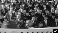 资料图:肯尼迪总统1961年1月20日发表就职演说。他在那次演说中号召美国人“为迎接黎明肩负起长期的斗争”。