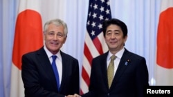 美国国防部长哈格尔(左)4月5日在东京会晤日本首相安倍晋三