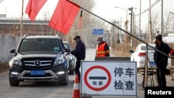 由于新冠疫情的再次爆发,北京通往河北省的郊区村镇道路被管制。(2021年1月12日)